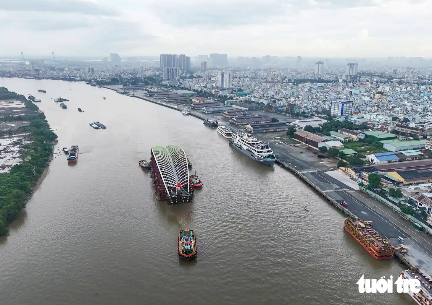 Nhịp vòm thép cầu đi bộ Thủ Thiêm được tàu lai dắt trên sông Sài Gòn ngày 19/10/2026